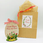 Ξύλινο πασχαλινό αυγό σε βάση με λουλούδια